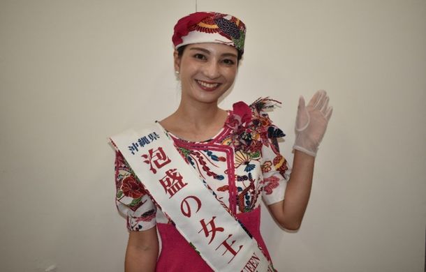 7月24日首相官邸で岸田首相に泡盛を贈呈した「泡盛の女王」稲福美咲さん